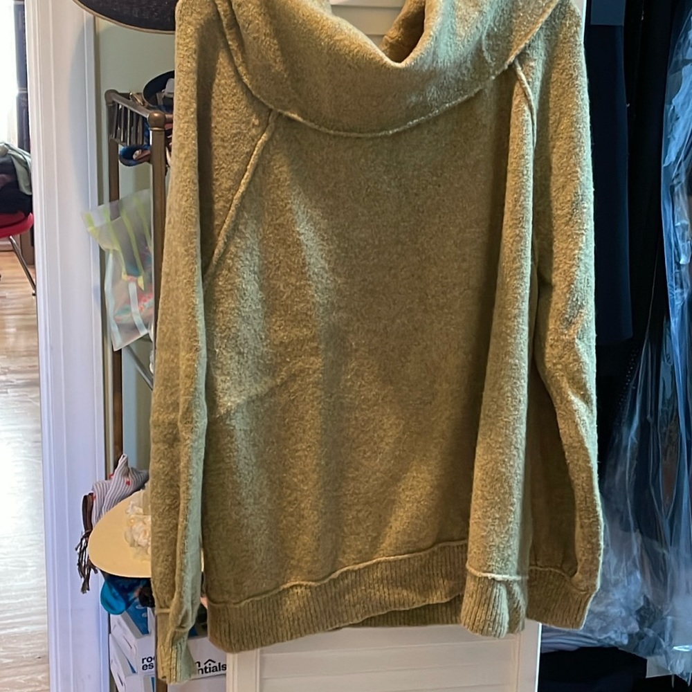 Free People new w/o tag ECHO BEACH Sweater in Peridot Heather Green Size L - Picture 1 of 3